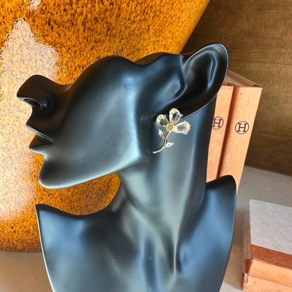 Elegant Crystal Gold Flower Earring- classic dainty modern trendy boho - Picture 3 of 5